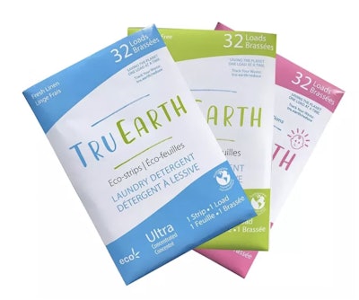 Tru Earth ofrece una línea de tiras de detergente para lavado de ropa que se disuelven en el agua, y que vienen en empaques de papel.