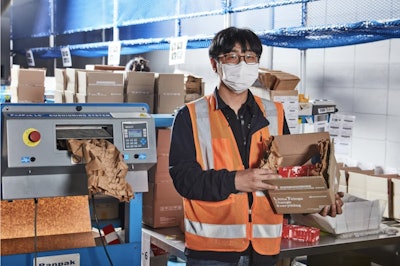 Los requisitos de logística y almacenamiento son más sencillos porque el material (papel kraft) ahora cumple con todas las demandas de empaque para transporte, reemplazando los dos tipos anteriores de bolsas de aire prefabricadas.