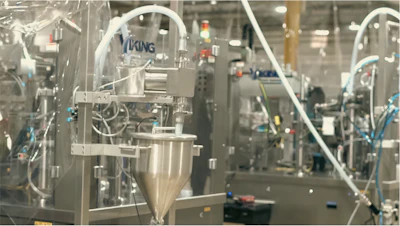 Una máquina rotativa de Viking Masek llena bolsas prefabricadas con productos listos para beber, con alcohol y sin alcohol.