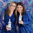 Las hermanas Tracy Luckow (izq.) y Lori Gitomer desarrollaron la nueva línea Whipnotic de coberturas de crema batida para ofrecerles a los consumidores más valor, innovación y creatividad en la categoría.