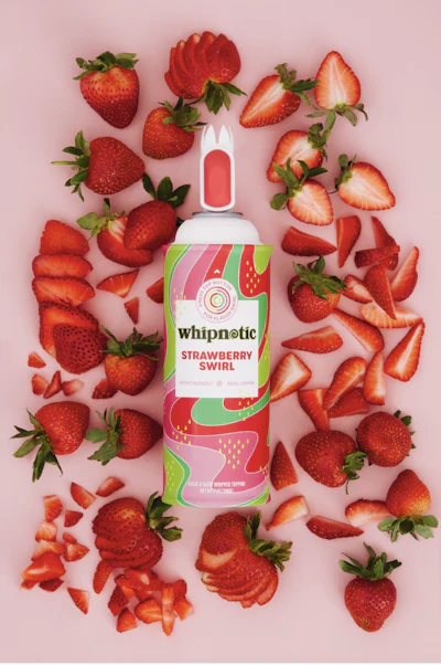 Para su variedad Strawberry Swirl, Whipnotic llena el pod de la boquilla con el jugo de fresas maduradas, que es batida en el producto durante el dispensado.