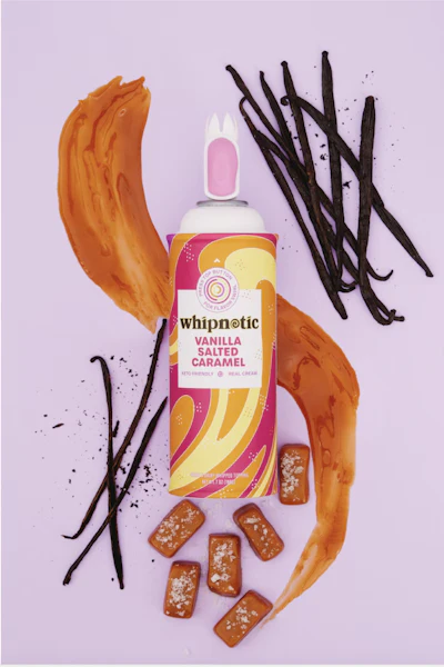 Uno de los primeros sabores de Whipnotic lanzados al por menor, Vanilla Salted Caramel (caramelo con vainilla salados) agrega esencias y saborizantes naturales a la base de crema batida.