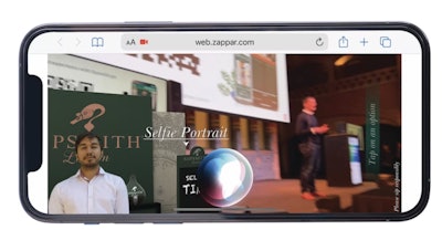 Una experiencia en vivo y real en un teléfono inteligente en el Congreso Mundial mientras que Martin Stahel, director de ventas del proveedor de realidad aumentada Zappar, presentaba.