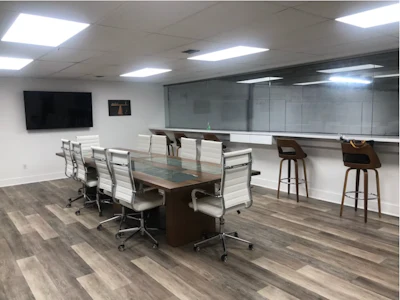 El palco de Garrido Printing Equipment es una sala de conferencias y un espacio de trabajo con vista el centro de formación.