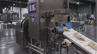 El X36 es un sistema en línea con transportadores de entrada y salida. Las bolsas se llenan antes de pasar por el panel de rayos X y luego viajan para ser empacadas en cajas.