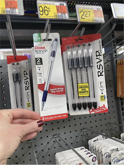 El nuevo formato de blíster de papel Pentel RSVP en los estantes de las tiendas, entre los ejemplos de RSVP blíster de plástico heredado.