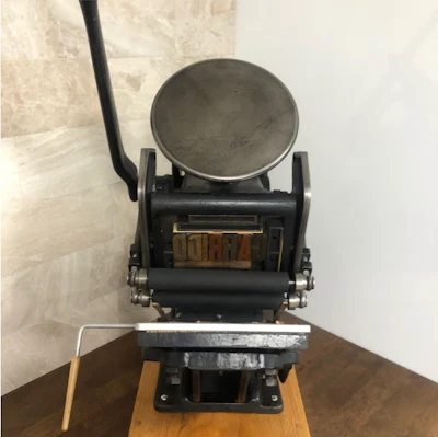 Esta imprenta antigua se exhibe en el centro de conferencias skybox como recordatorio de la historia de la empresa.