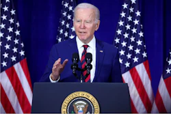 La Orden Ejecutiva 14081 del presidente Joe Biden exige reemplazar el 90 % de los plásticos a base de petróleo actuales por polímeros de base biológica reciclables por diseño en los próximos 20 años.