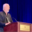 Bob Yeoman, director de fabricación de Spectrum Carbonics, habla con los asistentes a BevTech 2023 sobre el impacto de las reducciones de dióxido de carbono.
