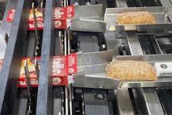 Aguas arriba del empaque secundario, las tartas individuales se cargan en cajas de cartón en este sistema.