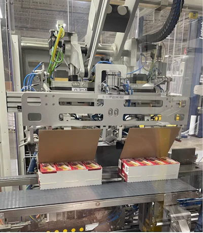 Aquí vemos el mismo robot que el primero, ahora equipado con diferentes herramientas que ejecutan el plegado y cerrado para el formato combover.