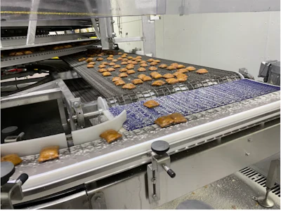 El sistema de entrega del producto que lleva las tartas del enfriador en espiral al empaque asegura un daño mínimo al producto.