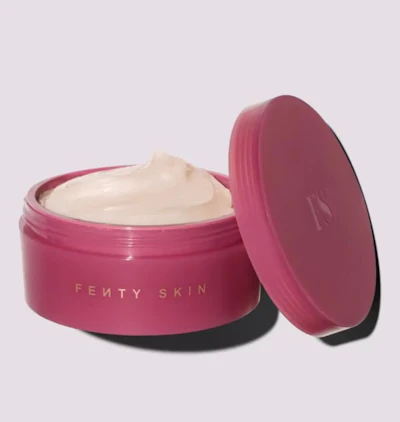 Envase de crema corporal recargable Fenty Skin en color de edición limitada para el día de San Valentín.