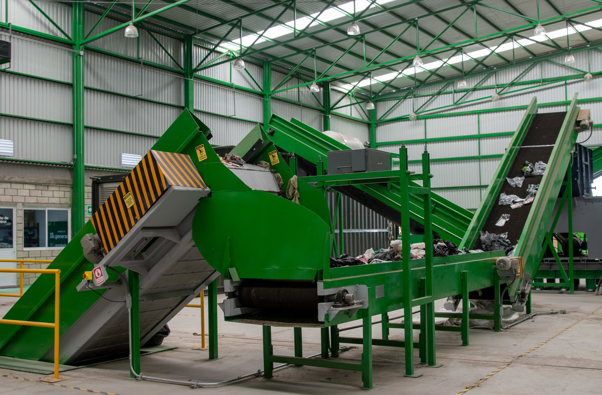 Greenback Recycling Technologies en alianza con Nestlé México implementaron una innovadora tecnología de reciclaje inducido por microondas para transformar empaques plásticos flexibles, en un aceite pirolítico que pueda ser empleado en la industria petroquímica, la cual tendrá el reto de generar resina reciclada grado alimenticio.