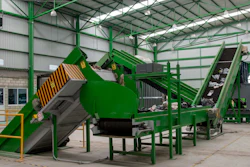 Greenback Recycling Technologies en alianza con Nestlé México implementaron una innovadora tecnología de reciclaje inducido por microondas para transformar empaques plásticos flexibles, en un aceite pirolítico que pueda ser empleado en la industria petroquímica, la cual tendrá el reto de generar resina reciclada grado alimenticio.