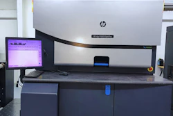 Para cubrir las necesidades de impresión digital para mangas termoencogibles de Suprapak, la prensa Indigo WS6800 garantiza alta eficiencia y productividad por su unidad incorporada de imprimación, que es un requerimiento básico al trabajar con sustratos flexibles.