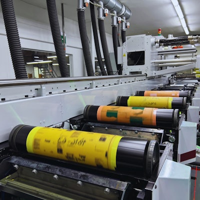 La prensa Evolution, única instalada en el país, ofrece un ancho de máquina de 17 pulgadas, que brinda flexibilidad en los márgenes, capacidad de utilizar dos cabidas, mayor productividad y rendimientos de hasta 225 metros por minuto.