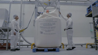 Con la descarga de los grandes sacos de azúcar granulada se da inicio al proceso de conversión a un producto líquido.