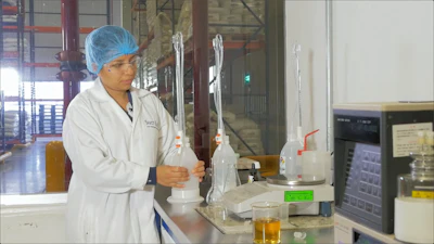 En los laboratorios de Sucroliq se realizan pruebas precisas de calidad que garantizan la idoneidad del producto antes de su comercialización.