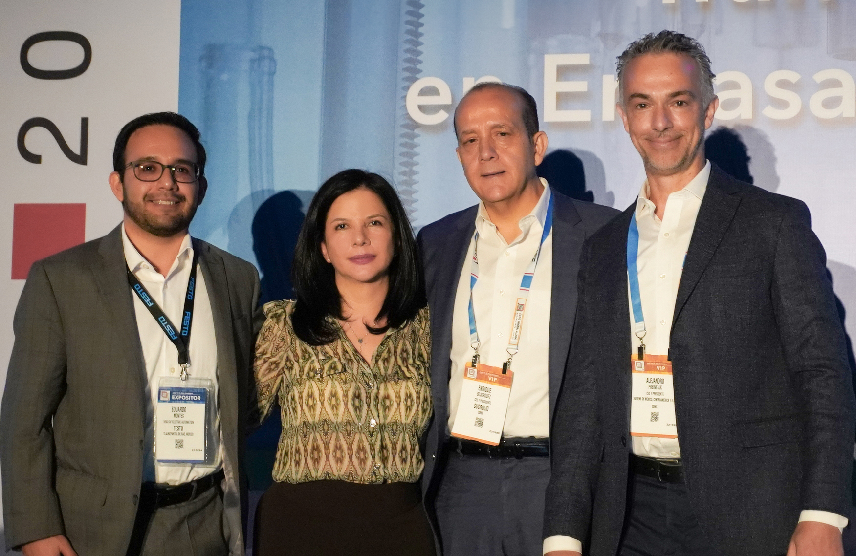 De izquierda a derecha, Eduardo Montes, director de Automatización en Festo México; Lilián Robayo, editora en jefe de Mundo PMMI; Enrique Bojórquez, presidente de Sucroliq, empresa mexicana dedicada a elaboración y refinación de edulcorantes, con un énfasis en la implementación de tecnologías automatizadas para su producción. En México, Bojórquez patentó la tecnología de producción de azúcar líquido y automatizó al 100 % los procesos de su planta en Irapuato, Guanajuato; y Alejandro Preinfalk, director ejecutivo de Siemens para México, Centroamérica y el Caribe, y presidente de la Comisión 'México 4.0' y de la Cámara México-Alemana de Comercio e Industria, durante panel Keynotes EXPO PACK 2023.