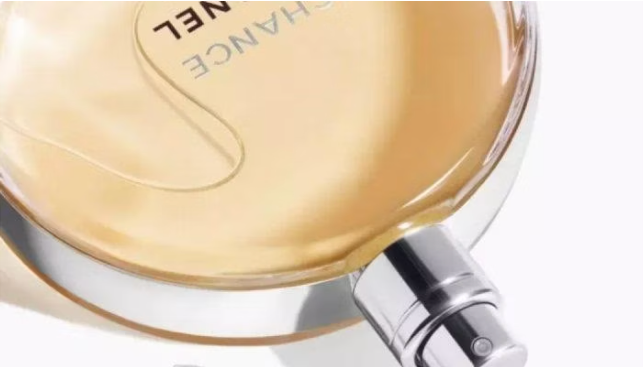La nueva decoraci&oacute;n de fragancias de aluminio anodizado de Chanel elimina peso y favorece la reciclabilidad.