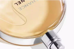 La nueva decoración de fragancias de aluminio anodizado de Chanel elimina peso y favorece la reciclabilidad.
