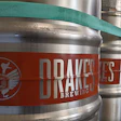 Las bandas elásticas para tarimas le dieron a Drake's Brewing una alternativa a la envoltura retráctil de sus barriles vacíos para moverlos por la instalación, ahorrando a la cervecería 256 kilogramos de desechos plásticos en el primer año de uso.