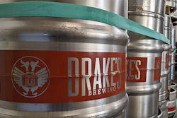 Las bandas elásticas para tarimas le dieron a Drake's Brewing una alternativa a la envoltura retráctil de sus barriles vacíos para moverlos por la instalación, ahorrando a la cervecería 256 kilogramos de desechos plásticos en el primer año de uso.