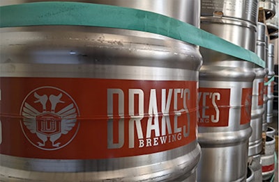 Las bandas elásticas para tarimas le dieron a Drake's Brewing una alternativa a la envoltura retráctil de sus barriles vacíos para moverlos por la instalación, ahorrando a la cervecería 256 kilogramos de desechos plásticos en el primer año de uso.