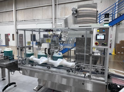 Las botellas llenas se transportan a un tornillo de sincronización de diseño personalizado con compuerta frontal, donde se aceleran y dosifican una por una hasta que alcanzan un bolsillo estacionario en el tornillo y una taponadora de tornillo estilo mandril empuja una tapa sobre la botella. El par de tapado debe ser preciso para acomodar un sello de lámina de tapa interna que se sellará con infrarrojos a la botella aguas abajo.