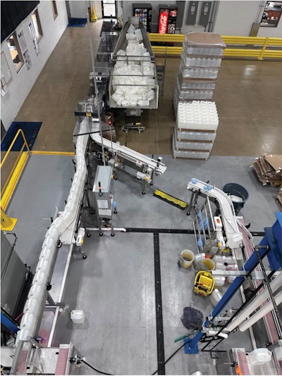 Las operaciones de selección al comienzo de la línea se colocan en posición vertical y orientan las botellas sueltas de HDPE de 2,5 galones fuera de una tolva. La línea espejo después de una sola unidad de selección, pero solo una línea está en uso regular hasta que la producción alcance los volúmenes futuros esperados.