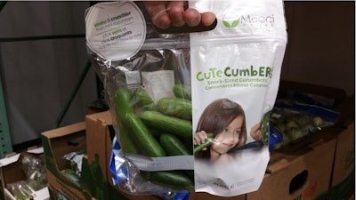 Los pepinos minis, o persas, pueden ser más atractivos en una bolsa de plástico de gran espesor con gráficos, pero, según Zeltzer, la gran cantidad de plástico utilizada no es necesaria para mantener los productos frescos. Además, el uso de gráficos añade productos químicos en forma de tinta, mientras que los cierres complejos pueden dificultar la reciclabilidad del empaque.