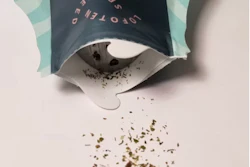 Push & Dose es una bolsa vertical con fuelle en la parte inferior y una parte superior perforada y desprendible que contiene de 1 a 3 onzas de producto, según la densidad del producto.