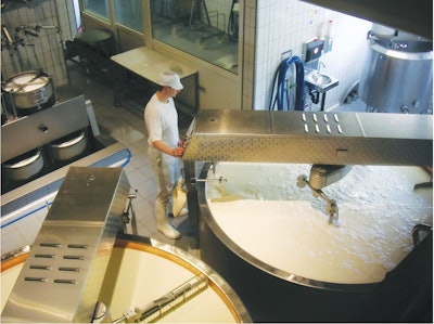 La forma en que los empleados llegan y salen de una planta puede ser un elemento que se pasa por alto y que tiene el potencial de transportar contaminantes a las zonas de producción de alimentos. Prestar mucha atención al diseño de entradas y salidas teniendo en cuenta el saneamiento puede ayudar a reducir las variables de riesgo.