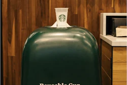 El vaso de polipropileno vacío se puede recuperar mediante un contenedor de devolución en la tienda que escanea, recoge, lava y vuelve a poner los vasos en circulación.