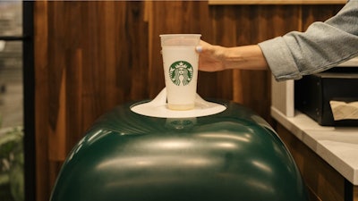 Luego, el consumidor coloca el vaso de PP vacío desarrollado por Starbucks en el contenedor de retorno de TURN para escanearlo y aceptarlo en las fases de lavado y reintroducción.