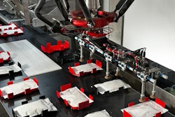 El sistema de transferencia iFTS de R.A Jones, exhibido en Las Vegas, permite un preciso agrupamiento y orientación de bolsas para una carga lateral eficiente en cajas que contienen de 3 a 8 unidades.