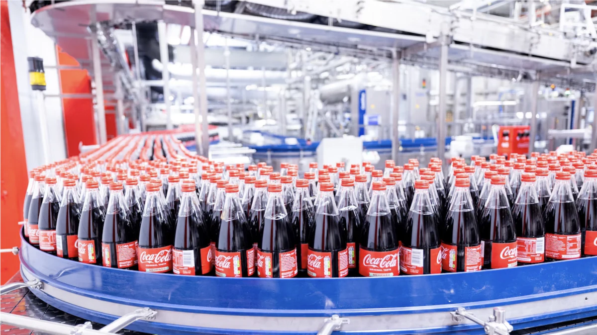 botella de coca cola de vidrio abierta