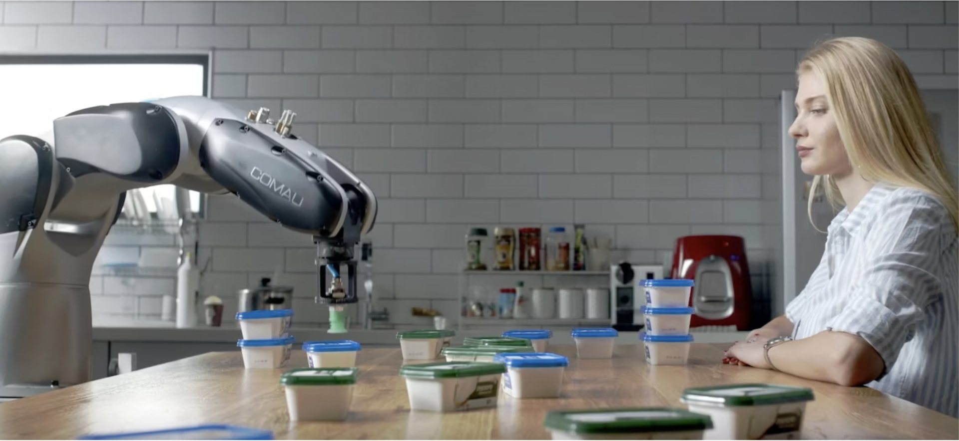 A trav&eacute;s de los algoritmos avanzados de aprendizaje autom&aacute;tico de DLRob, los robots de embalaje aprenden observando e imitando las acciones humanas.