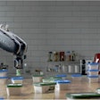 A través de los algoritmos avanzados de aprendizaje automático de DLRob, los robots de embalaje aprenden observando e imitando las acciones humanas.