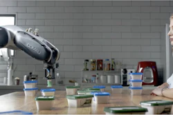 A través de los algoritmos avanzados de aprendizaje automático de DLRob, los robots de embalaje aprenden observando e imitando las acciones humanas.