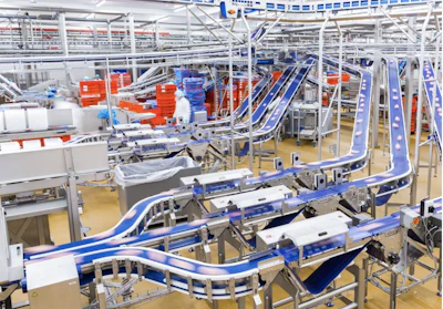 Emsland Frischgeflügel procesa trozos de pollo desde el ala hasta el filete para la venta minorista de alimentos y su posterior procesamiento industrial.