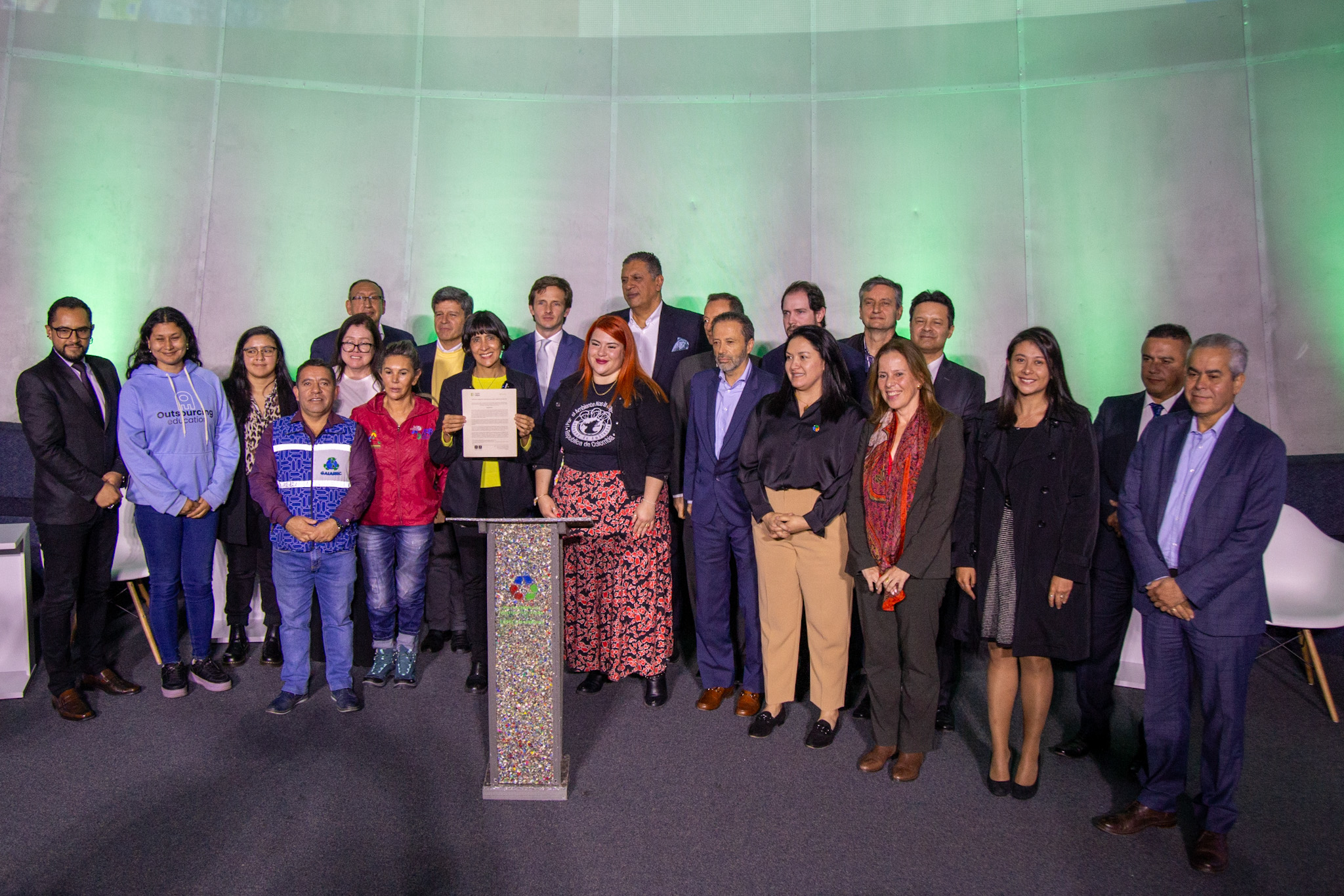 La firma del Pacto se da luego de un a&ntilde;o de trabajo conjunto entre la industria, recicladores, distribuidores, el Congreso, instituciones estatales y grupos de j&oacute;venes.
