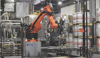 Un robot Kuka KR 360 R2830 de 6 ejes maneja barriles de 15,5 gal a velocidades de hasta 400/h.