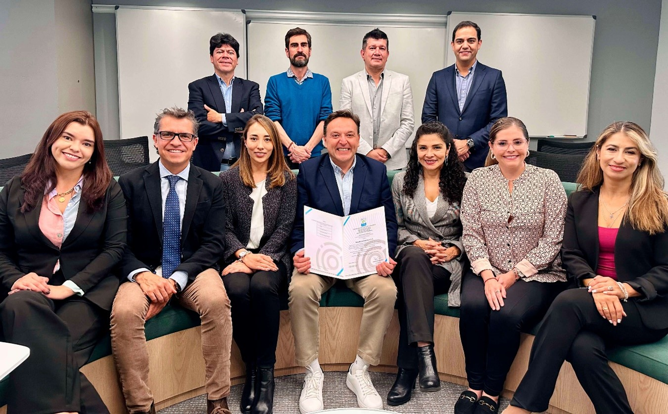 Equipo de Nestl&eacute; Colombia al recibir este importante reconocimiento por el Instituto Colombiano de Normas T&eacute;cnicas y Certificaci&oacute;n, ICONTEC, con la distinci&oacute;n de neutralidad multimaterial.