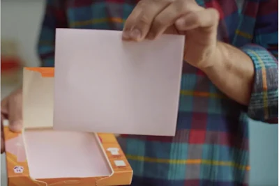 Las marcas Dirt Is Good y Robijn de Unilever lanzaron hojas de detergente para ropa en una caja de cartón.