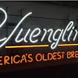 D.G. Yuengling and Son, Inc., 'la cervecera más antigua de Estados Unidos', utiliza robots de 6 ejes para depaletizar y paletizar barriles que pesan hasta 155.5 libras en sus operaciones de llenado de barriles.
