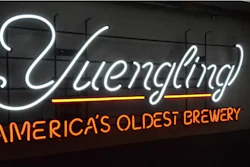 D.G. Yuengling and Son, Inc., 'la cervecera más antigua de Estados Unidos', utiliza robots de 6 ejes para depaletizar y paletizar barriles que pesan hasta 155.5 libras en sus operaciones de llenado de barriles.