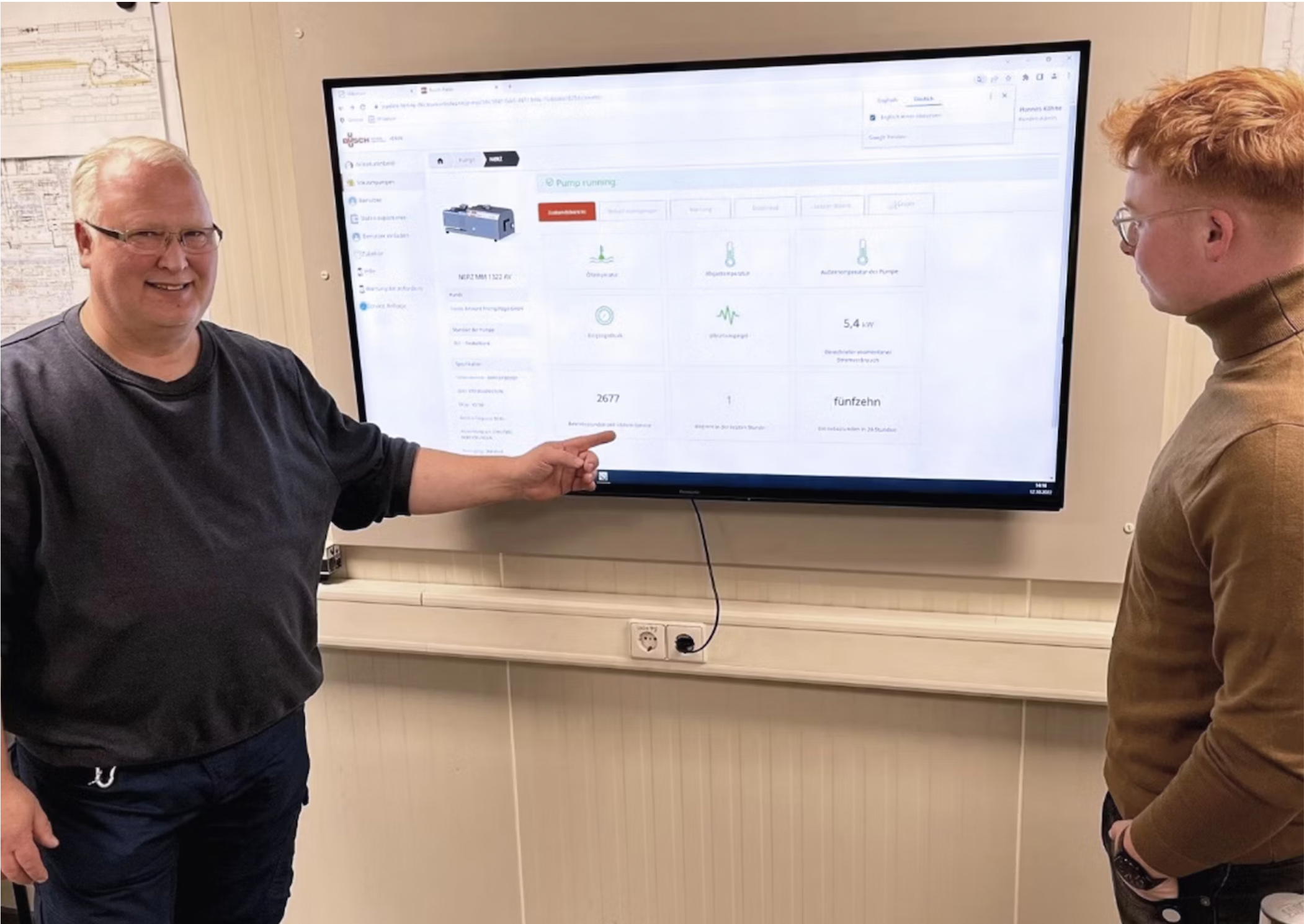 Johannes Kohne, director t&eacute;cnico de Emsland Frischgefl&uuml;gel, observa desde la gran pantalla de su oficina los datos de rendimiento de todas las bombas de vac&iacute;o.