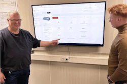Johannes Kohne, director técnico de Emsland Frischgeflügel, observa desde la gran pantalla de su oficina los datos de rendimiento de todas las bombas de vacío.